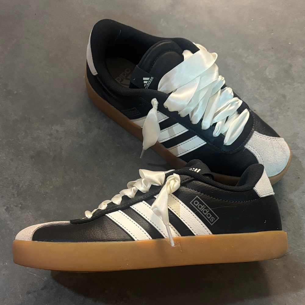 Adidas court 3.0 shoes with ribbon laces 6.5 men’s 7.5 women